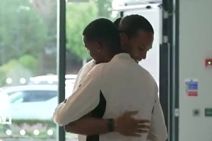 你小子終于來(lái)了！利物浦隊(duì)長(zhǎng)范迪克與伊薩克擁抱