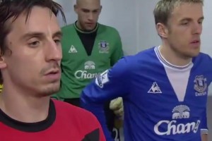 名場面：加里內(nèi)維爾和菲爾內(nèi)維爾在賽前完全忽略了彼此！