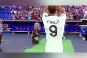 淚目！C羅09年初次登陸伯納烏！現(xiàn)場(chǎng)8萬人歡迎助威！