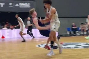 這要是吹進(jìn)攻犯規(guī)的話，以后誰還敢下快攻啊？？??????