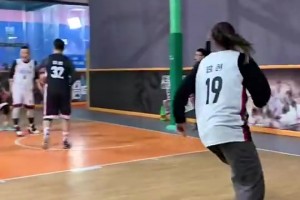 場邊加油聲不斷！??小姐姐用自己高超球技征服全場男生！