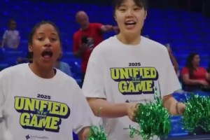 這氛圍真好~李月汝化身拉拉隊員為小球迷們加油????