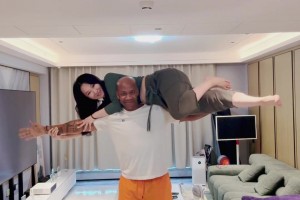 馬布里和中國老婆玩睡美人挑戰(zhàn)：這個(gè)我也行！80歲也照樣舉起你