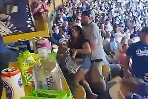 偷偷摸摸！看臺(tái)上女球迷干架，旁邊男子竟然偷襲下女球迷??