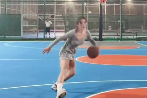 胯下運(yùn)球轉(zhuǎn)身拜佛上籃！有一說一男生穿裙子也做不到她這樣吧??