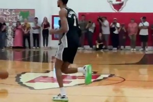 文班亞馬下沉社區(qū)為球迷表演扣籃 這狀態(tài)下賽季滿血回歸？??