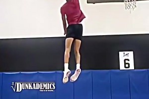 臥槽，這彈跳什么水平？竟能直接摸到籃板上沿！??