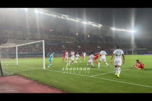 無奈??！現(xiàn)場實拍：鐘義浩亂戰(zhàn)破門瞬間，國安眾將呆若木雞