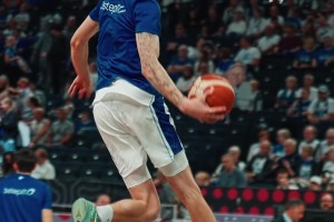 ??這位也吃小孩！穆里寧賽前訓(xùn)練上演寫意單臂回環(huán)反扣