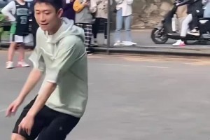 左撇子?。∧行菑堃簧酱蚧@球 這水平算得上野球場大腿嗎？