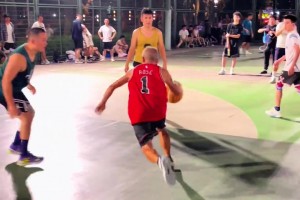 野球場73歲“羅斯”大爺突破被絆倒 小伙子們也是真上防守啊！