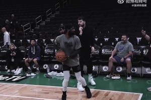 相信神仙的直覺！東契奇想從身后搗亂破壞歐文投籃，瞬間被識破！