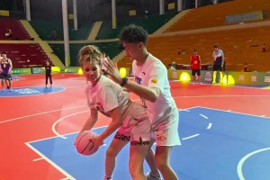 俄羅斯小姐姐愛莎單挑中國小伙 這背打是真的上強度啊????