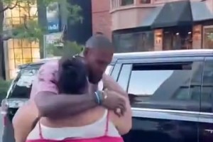 幸災(zāi)樂禍的追夢！名場面：和女球迷一比，詹姆斯追夢都變小只了！