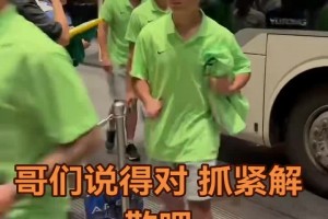 怒其不爭??！實拍：國安球迷賽后堵在酒店門口怒斥國安眾將表現(xiàn)