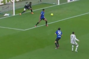 曼聯(lián)買奧納納前肯定沒看意大利國家德比的這個片段??