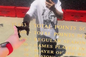 緬懷！趙繼偉在湖人主場(chǎng)加密中心球館外的科比雕像前留念~