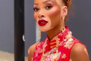 別樣的美！庫茲馬超模未婚妻來香港游玩，這身旗袍裝扮如何？??