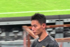 申花球迷賽后集體狂噓薛慶浩，小伙的眼神里充滿了傷心??