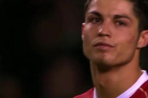 伊布、皮爾洛、加圖索擋在人墻上，但C羅依然踢進(jìn)了經(jīng)典的任意球