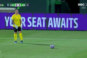 這也行？??沙特女足聯(lián)賽驚現(xiàn)超級超級爆笑進(jìn)球