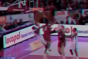 ??老詹當(dāng)年這記反擊接球上籃有走步嗎？動作太連貫了！