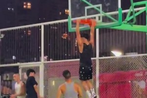 好家伙，在野球場(chǎng)有人這樣暴扣，你一定會(huì)震驚吧??