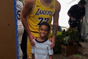 備戰(zhàn)新賽季！東契奇回國拍攝廣告 身穿湖人77號(hào)和小球迷合影