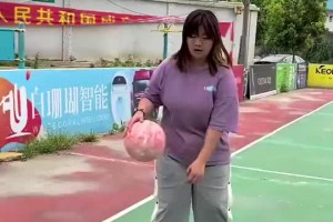 在野球場(chǎng)遇到如此微胖妹紙，吧友們敢和她打1v1么？??