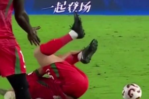 國安犯規(guī)送點(diǎn)時(shí)，塞蒂恩壓力大到不敢看場上，抱頭懷疑人生??