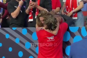 今天帶傷出戰(zhàn)！此前擊敗波蘭后 奧斯曼和看臺上的女友擁抱~