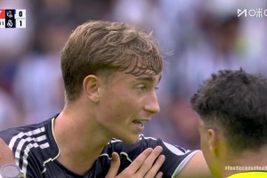 黑哨？赫伊森拉倒反擊的對(duì)手被直紅罰下，阿隆索抗議染黃