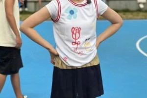 還是辣么美??！劉濤身穿白色T恤搭配黑色百褶短裙現(xiàn)身球場(chǎng)打球~