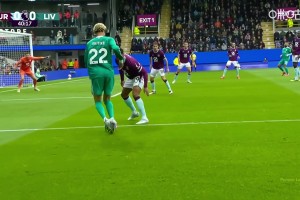 有點(diǎn)想法！?；倏说拙€外腳背似傳似射稍稍偏出