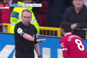 曼市德比最爭(zhēng)議時(shí)刻！拉什福德上演越位護(hù)球！B費(fèi)破門進(jìn)球有效！