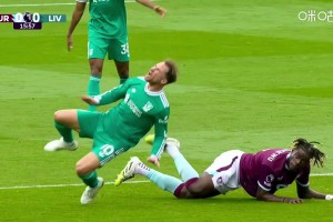 VAR沒回看！烏戈丘庫(kù)鏟到麥卡利斯特腳踝，裁判出示黃牌