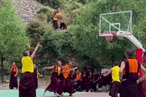 海拔3000多米以上的僧人組隊(duì)打籃球 這妥妥的功夫籃球啊~