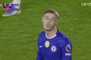 錯(cuò)失良機(jī)！加納喬補(bǔ)時(shí)倒三角回傳，帕爾默打門離譜打高！