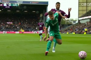 假摔真假??！科爾克茲禁區(qū)內(nèi)倒地，裁判果斷吹罰假摔黃牌警告