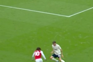 埃澤踢左路幾次風(fēng)騷過(guò)人+助攻約克雷斯，換成馬丁可能又是回傳