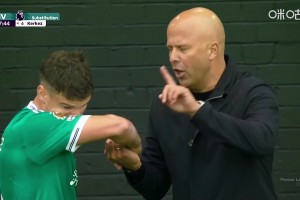 38分鐘就被換下！斯洛特在場邊向科爾克茲解釋