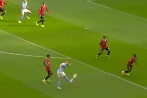 丁?。簻蕚涑燥灹?！曼市德比上經(jīng)典的布丁連線