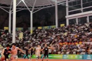 當中醫(yī)來到嵐皋村BA賽場，功夫籃球照進現(xiàn)實...