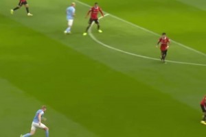 曼市德比布丁連線！德布勞內(nèi)弧線球助攻哈蘭德破門！