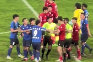 破防！實(shí)拍：國安不敵河南賽后，遠(yuǎn)征的國安球迷在謝場時(shí)口吐芬芳