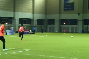 男足訓(xùn)練時腳對腳爆射，不敢想象有甲溝炎的話這一腳下去有多酸爽