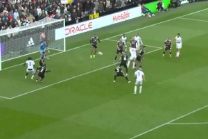 神奇的英超！利茲聯(lián)球員逆天烏龍上演壓哨絕殺??