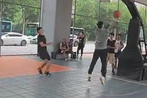 這走步都走到碧塔海了，他還好意思比個too small??