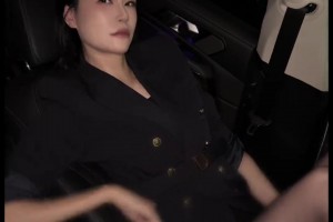 太誘惑了！許諾穿著黑絲躺在車?yán)铮何铱梢猿蔀槟愕淖罴涯兄鹘菃幔? >
                                        </div>
                                    </div>
                                                                        <div   id=