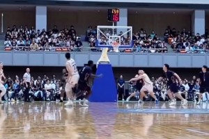 出手速度有點(diǎn)慢？張鎮(zhèn)麟熱身賽三分被外援大帽 對(duì)方輕松反擊得分